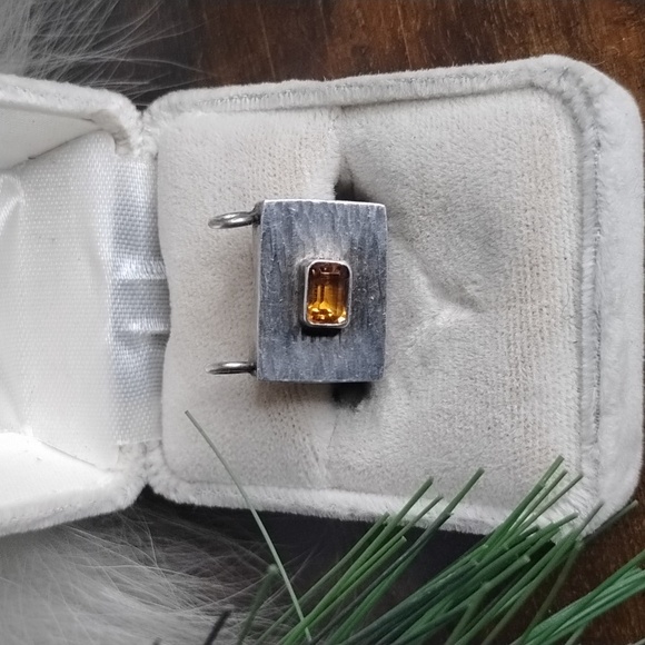 Elegant SilverPendant With Orange Stone
